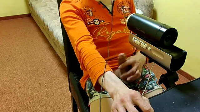 Snapshot of k74robert chatting on 04/06/26, 04:19 k74robert online show from 04/06/26, 04:19