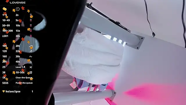 Snapshot of NicolWhite chatting on 10/31/25, 12:17 NicolWhite online show from 10/31/25, 12:17