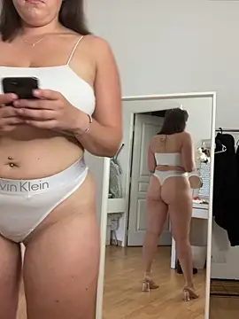 Snapshot of chloedlm5 chatting on 09/11/25, 10:04 chloedlm5 online show from 09/11/25, 10:04