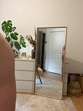 Snapshot of chloedlm5 chatting on 10/18/25, 11:44 chloedlm5 online show from 10/18/25, 11:44