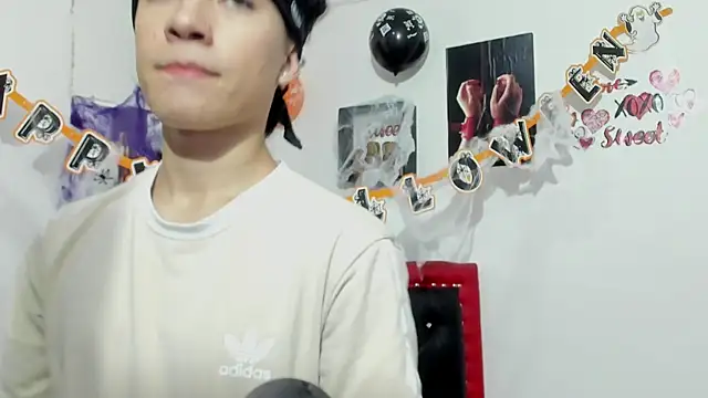 Snapshot of Thiago_Divine_ chatting on 10/18/25, 09:04 Thiago Divine online show from 10/18/25, 09:04