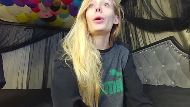 Snapshot of Lola_BugsBunny chatting on 10/29/25, 02:19 Lola BugsBunny online show from 10/29/25, 02:19