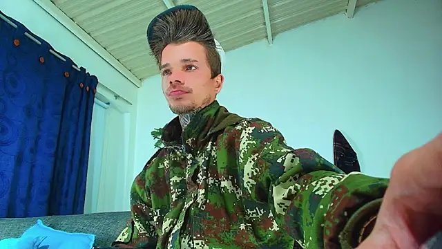 Snapshot of Gold_Loyal77 chatting on 09/17/25, 04:47 Gold Loyal77 online show from 09/17/25, 04:47