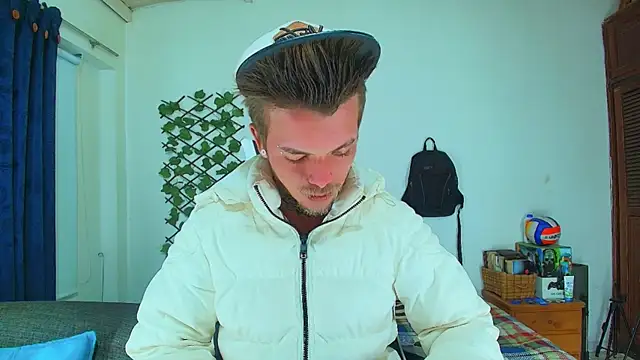 Snapshot of Gold_Loyal77 chatting on 10/09/25, 04:10 Gold Loyal77 online show from 10/09/25, 04:10