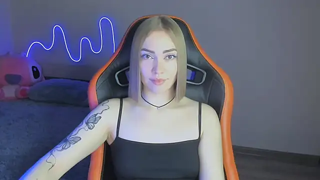 LaraKrein lk online show from 11/17/25, 03:51