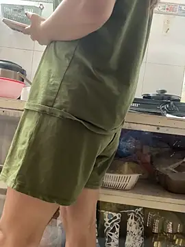 sharon-Hanna online show from 12/17/25, 05:13