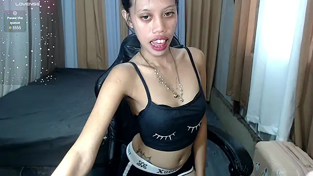 Snapshot of kourtneyluv_ chatting on 10/15/25, 04:45 kourtneyluv online show from 10/15/25, 04:45