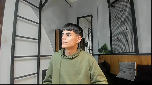 Snapshot of Dani_mc1 chatting on 11/12/25, 11:32 Dani mc1 online show from 11/12/25, 11:32