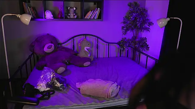 Emma and Issac online show from 03/08/26, 02:04