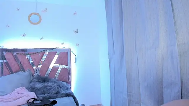 Snapshot of Ella_Lenox chatting on 12/17/25, 01:33 Ella Lenox online show from 12/17/25, 01:33