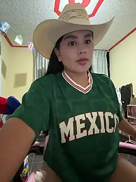 Snapshot of laure_torres chatting on 06/25/26, 01:05 laure torres online show from 06/25/26, 01:05
