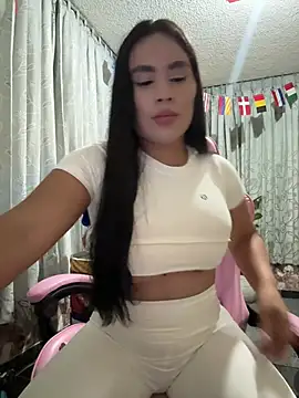 Snapshot of laure_torres chatting on 07/23/26, 01:58 laure torres online show from 07/23/26, 01:58