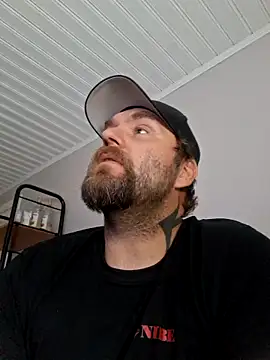 Snapshot of Bamse28 chatting on 10/16/25, 01:23 Bamse28 online show from 10/16/25, 01:23