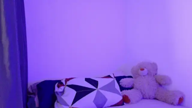 Snapshot of nudesketch1 chatting on 10/18/25, 02:18 nudesketch1 online show from 10/18/25, 02:18