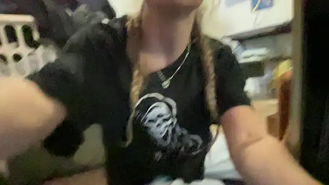 Snapshot of sweetceeme chatting on 10/27/25, 12:04 sweetceeme online show from 10/27/25, 12:04