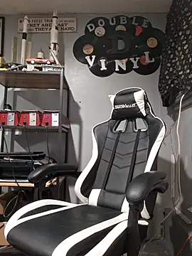 Snapshot of SueNixon chatting on 10/21/25, 12:22 SueNixon online show from 10/21/25, 12:22