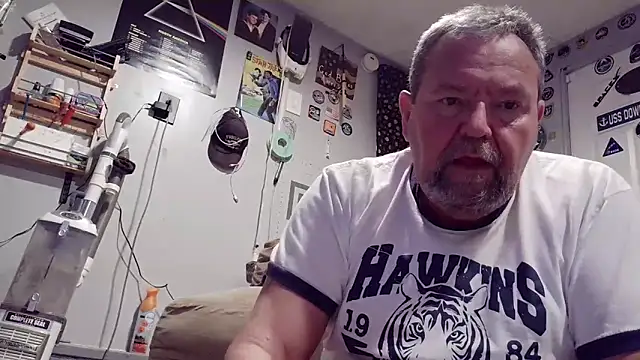 Snapshot of SueNixon chatting on 11/11/25, 01:38 SueNixon online show from 11/11/25, 01:38