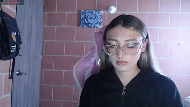 Snapshot of Andrea_camilaaa chatting on 09/30/25, 02:00 Andrea camilaaa online show from 09/30/25, 02:00