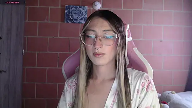 Snapshot of Andrea_camilaaa chatting on 10/10/25, 01:43 Andrea camilaaa online show from 10/10/25, 01:43