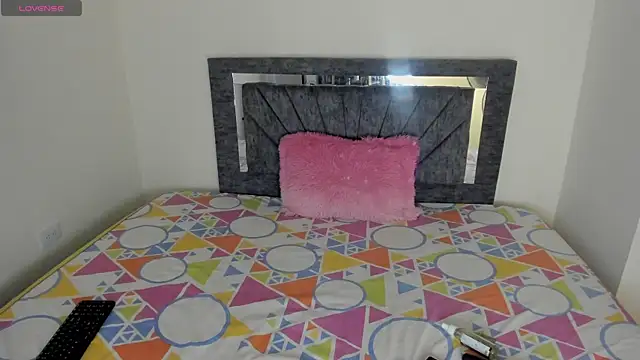 Laurasofia01 online show from 04/05/26, 03:09