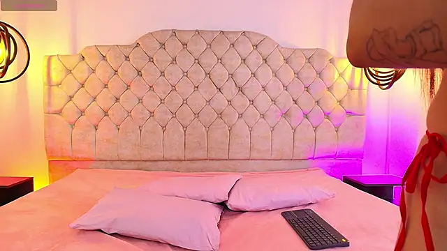 Snapshot of KhloeJohnson chatting on 09/23/25, 06:33 KhloeJohnson online show from 09/23/25, 06:33