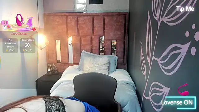 Snapshot of Isa_Thompson__ chatting on 09/17/25, 11:56 Isa Thompson online show from 09/17/25, 11:56