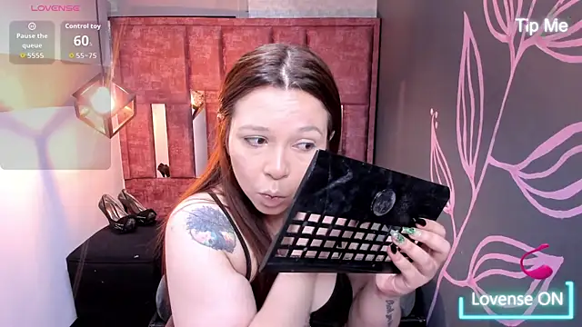 Snapshot of Isa_Thompson__ chatting on 10/08/25, 12:03 Isa Thompson online show from 10/08/25, 12:03