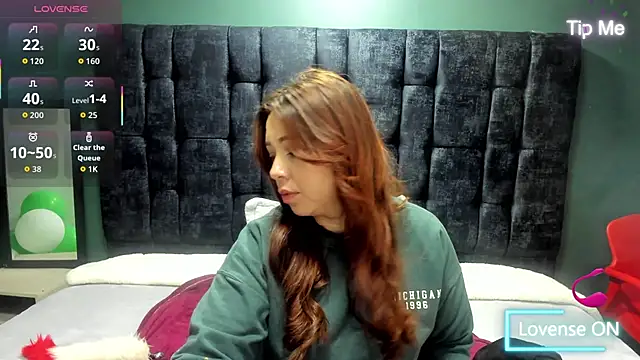 Snapshot of Isa_Thompson__ chatting on 10/15/25, 03:17 Isa Thompson online show from 10/15/25, 03:17