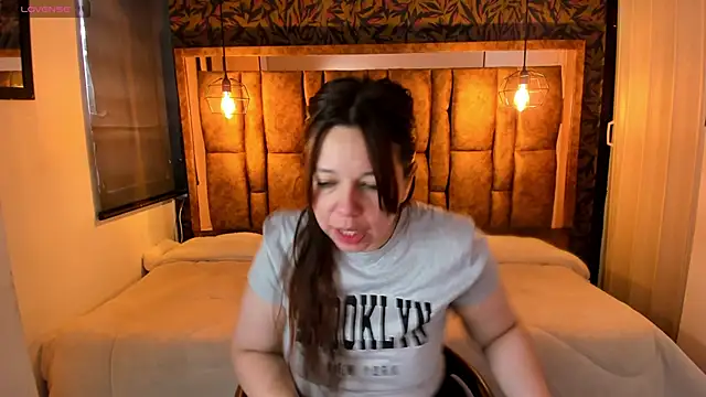 Snapshot of Isa_Thompson__ chatting on 10/18/25, 12:06 Isa Thompson online show from 10/18/25, 12:06