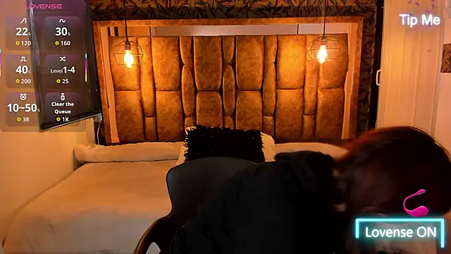 Snapshot of Isa_Thompson__ chatting on 10/25/25, 12:02 Isa Thompson online show from 10/25/25, 12:02