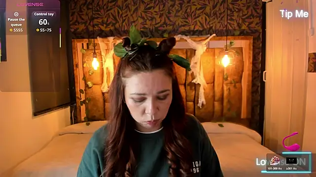 Snapshot of Isa_Thompson__ chatting on 10/31/25, 03:40 Isa Thompson online show from 10/31/25, 03:40