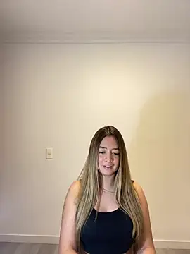 Snapshot of Zara_Ross chatting on 10/19/25, 04:35 Zara Ross online show from 10/19/25, 04:35