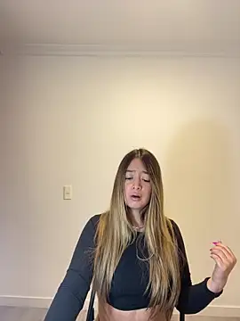 Snapshot of Zara_Ross chatting on 10/25/25, 12:13 Zara Ross online show from 10/25/25, 12:13