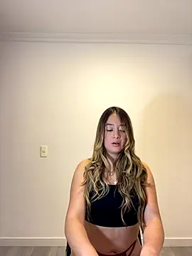 Snapshot of Zara_Ross chatting on 11/18/25, 03:01 Zara Ross online show from 11/18/25, 03:01