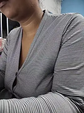 Snapshot of MichelleMore chatting on 10/24/25, 01:46 MichelleMore online show from 10/24/25, 01:46