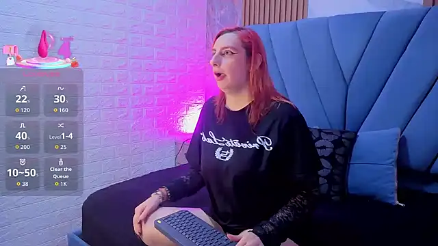 Snapshot of angel__red_ chatting on 11/17/25, 01:00 angel red online show from 11/17/25, 01:00