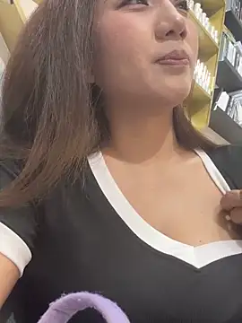 Snapshot of Dujuan-d chatting on 10/18/25, 12:39 Dujuan-d online show from 10/18/25, 12:39