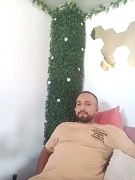 Snapshot of Miguel_SaraPink chatting on 03/02/26, 09:32 Miguel SaraPink online show from 03/02/26, 09:32