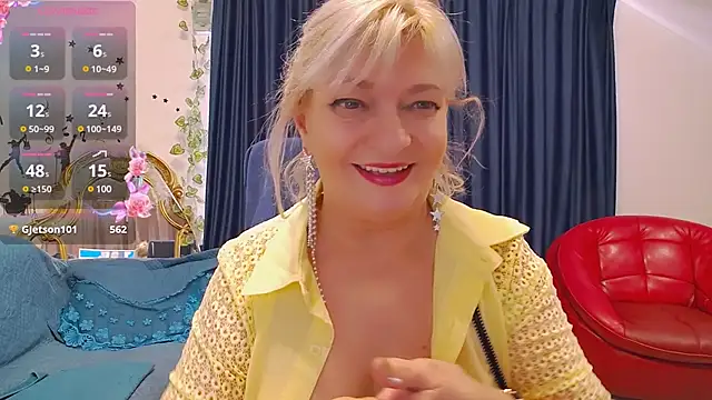 Snapshot of HypnotikCate chatting on 01/17/25, 03:45 HypnotikCate online show from 01/17/25, 03:45