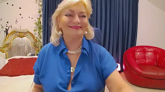 Snapshot of HypnotikCate chatting on 03/08/25, 03:39 HypnotikCate online show from 03/08/25, 03:39