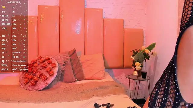 Snapshot of salem_rose chatting on 11/13/25, 08:08 salem rose online show from 11/13/25, 08:08