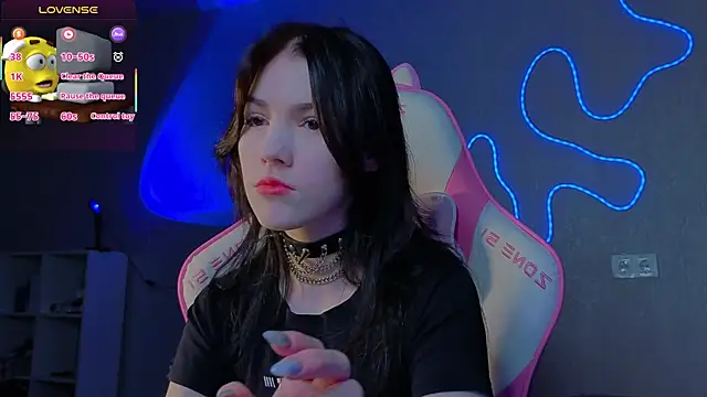 Snapshot of Sophie_SkyAngel chatting on 12/14/25, 02:33 Sophie SkyAngel online show from 12/14/25, 02:33