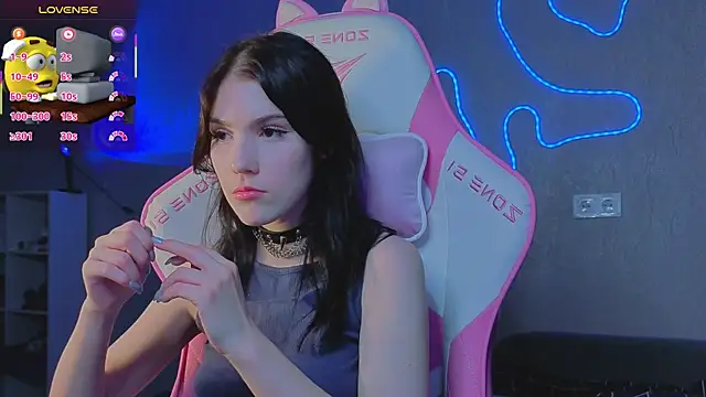 Snapshot of Sophie_SkyAngel chatting on 12/17/25, 04:40 Sophie SkyAngel online show from 12/17/25, 04:40