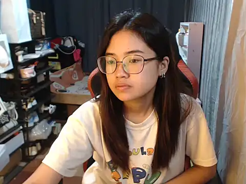 Snapshot of urhoneybunny25 chatting on 10/10/25, 11:26 urhoneybunny25 online show from 10/10/25, 11:26