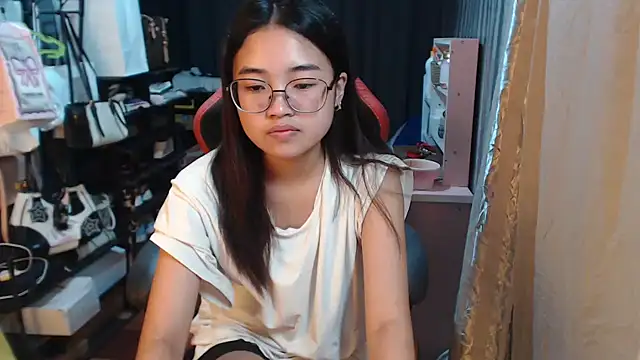 Snapshot of urhoneybunny25 chatting on 10/13/25, 08:36 urhoneybunny25 online show from 10/13/25, 08:36