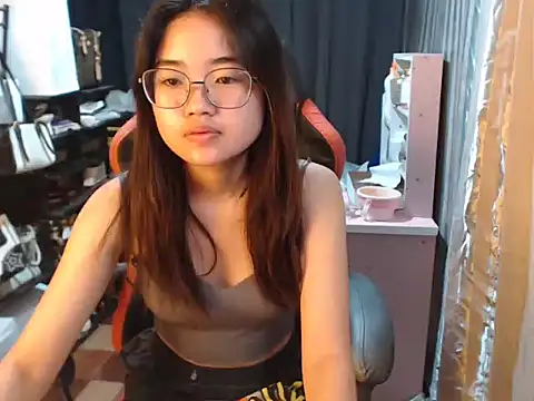 Snapshot of urhoneybunny25 chatting on 10/13/25, 08:53 urhoneybunny25 online show from 10/13/25, 08:53