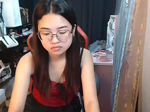 Snapshot of urhoneybunny25 chatting on 10/15/25, 12:44 urhoneybunny25 online show from 10/15/25, 12:44