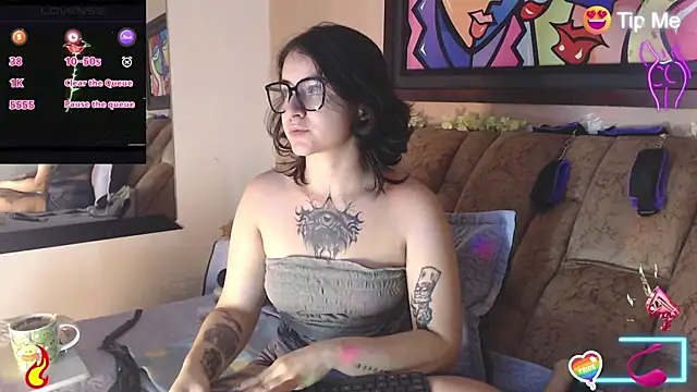 Snapshot of miss_tatta chatting on 10/18/25, 04:04 miss tatta online show from 10/18/25, 04:04