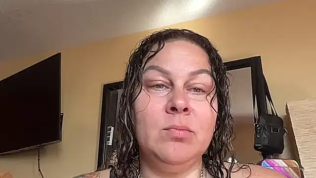 Snapshot of number1slut chatting on 06/16/26, 01:47 number1slut online show from 06/16/26, 01:47
