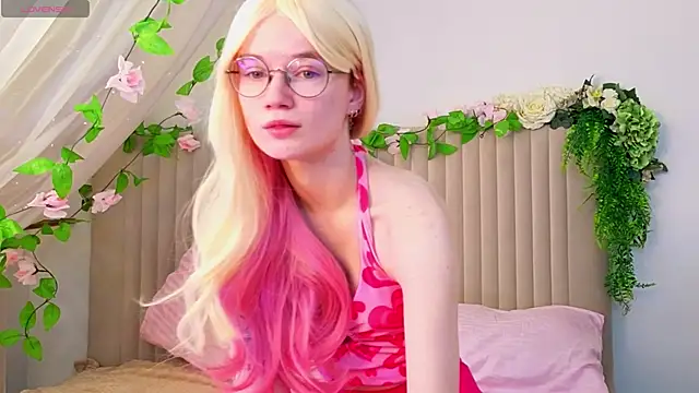 Snapshot of PixieKitty chatting on 10/09/25, 05:27 PixieKitty online show from 10/09/25, 05:27